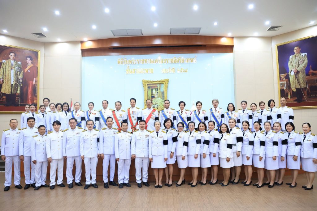 สำนักงานอธิการบดี มหาวิทยาลัยราชภัฏเพชรบูรณ์ ได้จัดพิธีรับพระราชทานเครื่องราชอิสริยาภรณ์ ชั้นสายสะพาย ประจำปี 2568 เบื้องหน้าพระบรมฉายาลักษณ์พระบาทสมเด็จพระเจ้าอยู่หัว