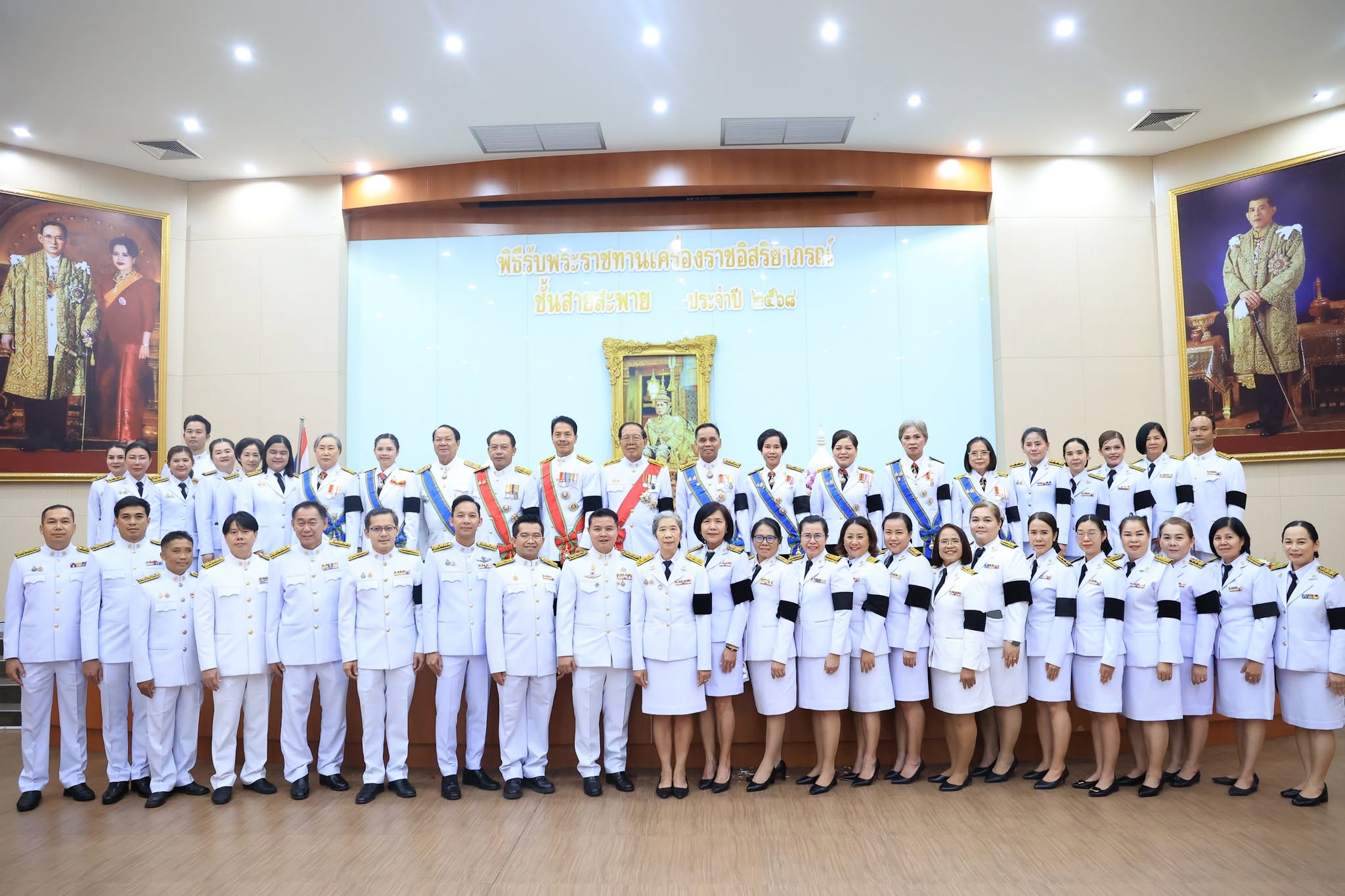สำนักงานอธิการบดี มหาวิทยาลัยราชภัฏเพชรบูรณ์ ได้จัดพิธีรับพระราชทานเครื่องราชอิสริยาภรณ์ ชั้นสายสะพาย ประจำปี 2568 เบื้องหน้าพระบรมฉายาลักษณ์พระบาทสมเด็จพระเจ้าอยู่หัว